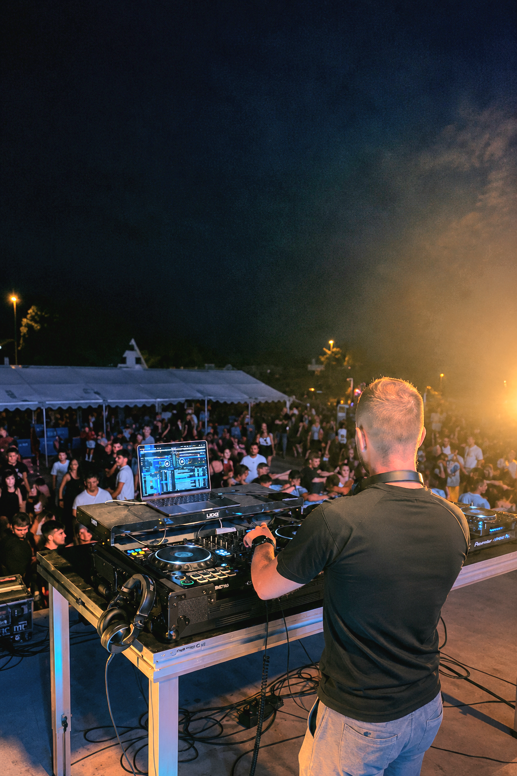 ALWI za konsoletą podczas plenerowego eventu